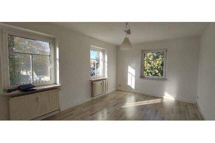 großzügige 3-Zimmer-Wohnung in ruhiger Lage - wird z. Zt. renoviert - Schkopau Lochau