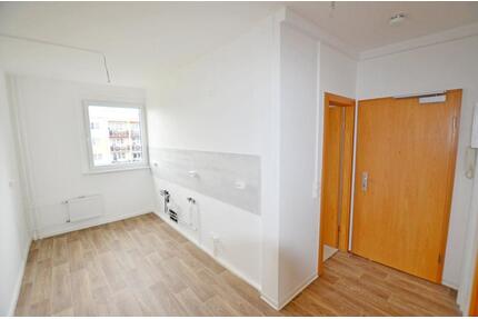 offene Küche! neu sanierte 4-Raum-Wohnung mit Badewanne und Balkon! Bezug ab 13.08.2026 möglich! - Sangerhausen