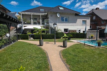 Mehrgenerationen- oder Mehfamilienhaus mit Pool und Weitblick - Breitscheid