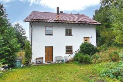 Einfamilienhaus mit zweitem ehemaligem Wohnhaus in Wiesau