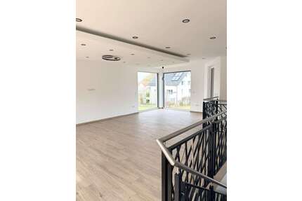 Haus zum Mieten in Warburg 2.050,00 € 230 m²