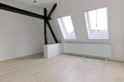 Stilvolle ruhige 3-Zi-Dachgeschosswohnung - eigene Etage, Dachbalken & Gartenmitnutzung - Kiel Südfriedhof