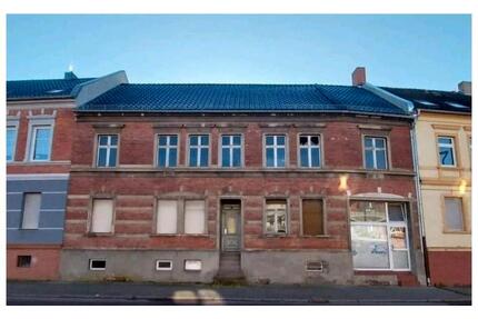 Mehrfamilienhaus mit Grundstück und Gewerbeeinheit im Erdgeschoss - Burg
