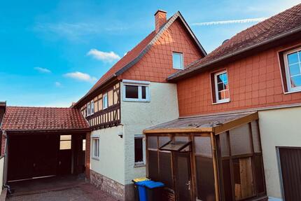 Charmantes Anwesen mit Haus, Scheune, Garagen und großem Garten - Tonna