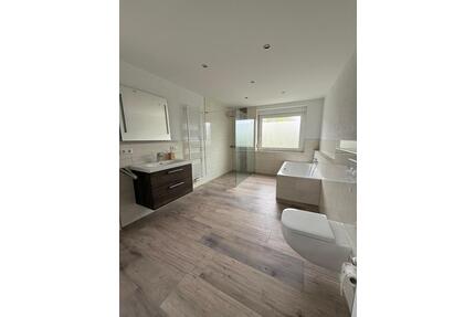 Idyllisches Einfamilienhaus mit großem Garten & 3 Garagen - Bissendorf