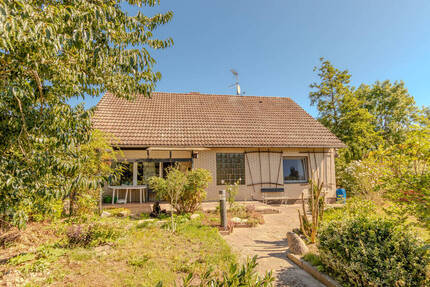 Einfamilienhaus mit Gartenhaus und zwei Garagen in Elbnähe - Schnackenburg
