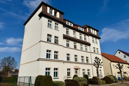 HORN IMMOBILIEN++RESERVIERT! Neustrelitz, vermietetes MFH mit 10 Wohneinheiten, Stellplätzen und Keller