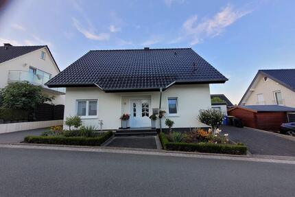 Freistehendes Einfamilienhaus mit großer Garage in Bad Driburg