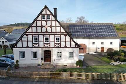 Vielseitiger Restbauernhof mit großzügigem Raumangebot und stabilen Nutzungsperspektiven in Olpe Rhonard