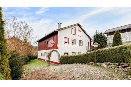 Großzügiges Zweifamilienhaus mit weitläufigem Garten und vielseitigem Wohnkonzept - Weitnau