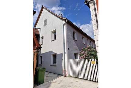 Wohnhaus (C) an der historischen Stadtmauer mit Garten & Stellplätzen - Spalt