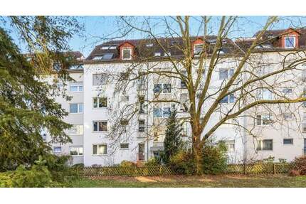Helle 3-Zimmer-Dachgeschosswohnung mit Balkon, Carport und EBK in Heusenstamm