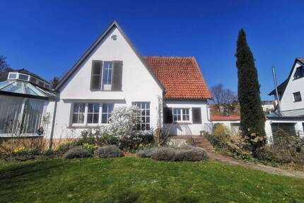 Großzügiges Einfamilienhaus mit Wintergarten, Kaminzimmer, Sauna und gewachsenem Garten in Marsberg