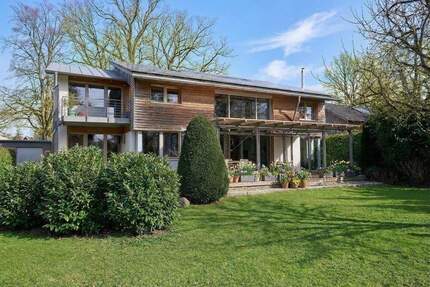 Nordöstlich von Hamburg: Zeitlos wohnen. Nachhaltig gebaut. Großzügig gedacht. - Hoisdorf