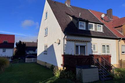 Charmante Doppelhaushälfte mit großem Potenzial und idyllischem Grundstück in Niestetal