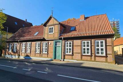 Wohnen im kernsanierten Fachwerkhaus in Celle Nähe AKH Energie A+ Neueste Technik EBK Stellplatz auf dem Grundstück
