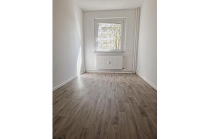 Große 4-Raum-Wohnung Am Sportpark 18 mit Balkon und Wannenbad ab 052026 verfügbar! - Glauchau