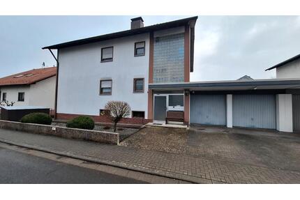 Mehrfamilienhaus mit Garagen und Eigentumsgrundstück - Mehlingen
