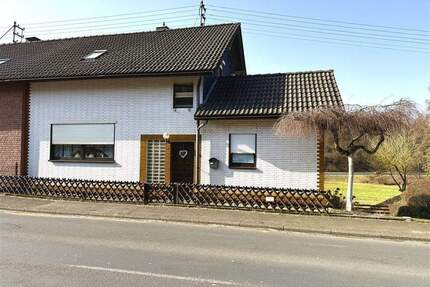 Charmante Doppelhaushälfte mit Sonnenterrasse, großem Garten und viel Platz für Ihre Wohnideen - Steinebach