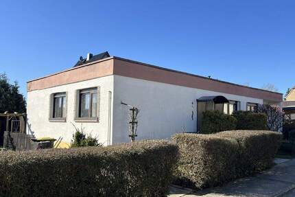 Wohnen auf einer Ebene! Solider Bungalow in der sonnigen Elbestadt Strehla!