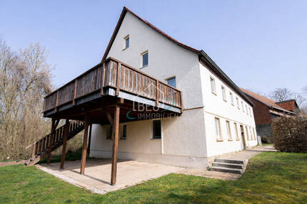 Großzügiges Zweifamilienhaus mit Scheune, Nebengebäuden und weitläufigem Grundstück - Neuenstein / Neufels