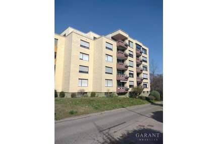 Sonnige 2-Zimmer-Wohnung mit Balkon, Aufzug und Garagenstellplatz in Pforzheim-Sonnenhof