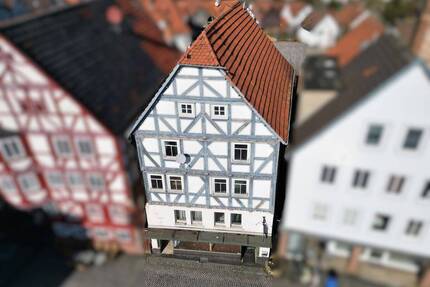 Treysa! Fachwerkliebhaber und Handwerker gesucht! Wohn- und Geschäftshaus direkt am Marktplatz! - Schwalmstadt