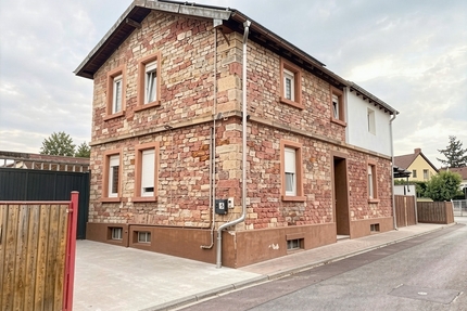 Familienfreundliches Einfamilienhaus in Eisenberg mit schönem Garten, Pool, Solaranlage & Garage - Eisenberg (Pfalz)