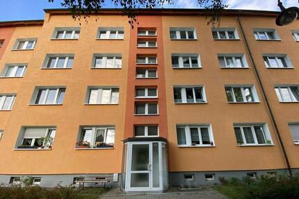 Renovierte helle Zweiraumwohnung in grüner Lage mit verglastem Balkon - Neustadt in Sachsen