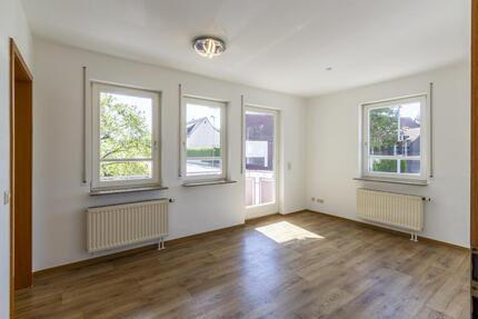 Kompakt, zentral und renoviert: 3-Zimmer-Wohnung im Hochparterre mit Küche, Balkon und Stellplatz - Wolfschlugen