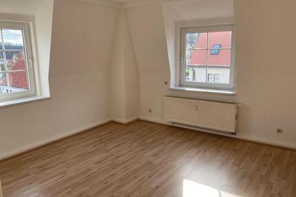 Gemütliche 2-Zimmer mit Laminat und Wannenbad in ruhiger Lage! - Roßwein