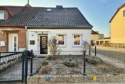 Barrierefreies Reihenendhaus mit Carport, großem Garten und Grundstückszuwegung - Celle Heese