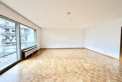 Schöne und helle 3-Zimmerwohnung mit 2 Balkonen, Schwimmbad und Tiefgaragenplatz - Düsseldorf Stadtbezirk 6