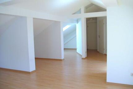 1-2 Zimmer Mansardenwohnung in Altenstadt-WN ** 3 Stock** Stellplatz - Altenstadt an der Waldnaab