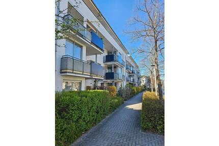 Reserviert-helle gepflegte 4 Raum Wohnung in grüner Lage mit EBK und großem BALKON zzgl. Tiefgarage - Dresden Reick