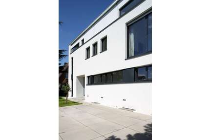 Haus zum Kaufen in Langenfeld 1.250.000,00 € 243 m²