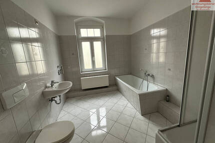 2-Raum-Wohnung in Neukirchen! - 300,00&nbsp;EUR Kaltmiete, ca.&nbsp; 60,20&nbsp;m&sup2;&nbsp;Wohnfl&auml;che in Neukirchen/Erzgebirge (PLZ: 09221)