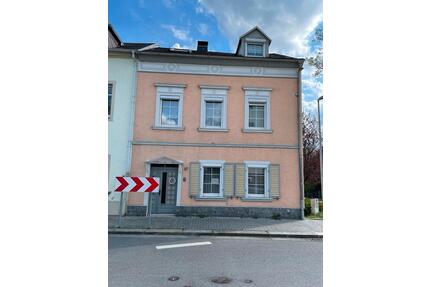 Charmantes Reihenendhaus - 80.000,00&nbsp;EUR Kaufpreis, ca.&nbsp; 90,00&nbsp;m&sup2; in Roßwein (PLZ: 04741)