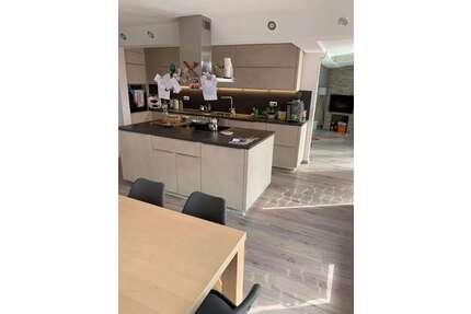 Haus zum Mieten in Gäufelden 2.200,00 € 195.17 m²