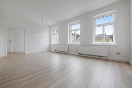 Erholungsort Sebnitz: Sanierte Altbauwohnung mit 93 m2 Wohnfläche, vier Zimmern, zwei Bädern & EBK!