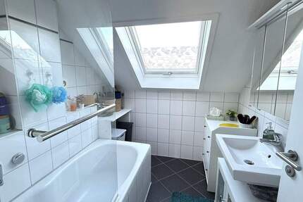 Gemütliche 3-Zimmer-ETW im Dachgeschoss mit Balkon, Einbauküche & TG-Stellplatz. Derzeit vermietet. - Schorndorf