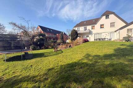 Haus zum Mieten in Krefeld 2.500,00 € 220 m²