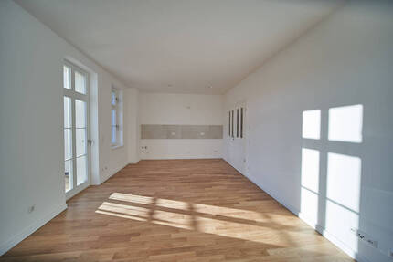 ++Topsanierter Erstbezug++ 2-Raum-Wohnung mit Balkon, Wohnküche, Parkettfußboden, hochwertiges Duschbad, Abstellkammer im Flur - Rochlitz