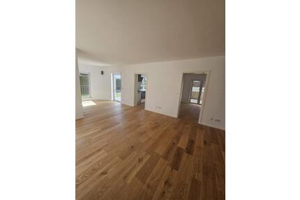 Moderne 2,5 Zimmerwohnung im EG, mit eigenem Garten von 140qm - Kelkheim (Taunus)