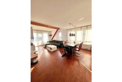 Möblierte 4,5-Zi.-Dachmaisonette mit Galerie, großem Balkon, TG & E-Ladestation - Gärtringen