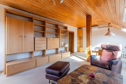 3-Zimmer-Dachgeschosswohnung mit Tageslichtbad und Garage in kleinem Mehrfamilienhaus - Bischofsheim