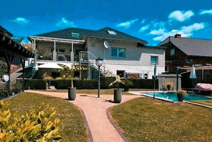 Mehrgenerationen- oder Mehfamilienhaus mit Pool und Weitblick - Breitscheid