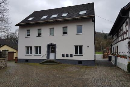 Gepflegte 4 Zimmerwohnung 102qm mit eigenem Garten und zwei Parkp - Flammersfeld