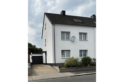 Modernisiertes Zweifamilienhaus mit großem Garten und Pool - Duisburg Hochheide