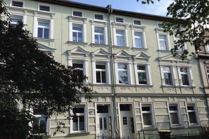 Sehr schöne 2 Raum Wohnung mit Balkon, Bad mit Dusche, Wanne - Bernburg